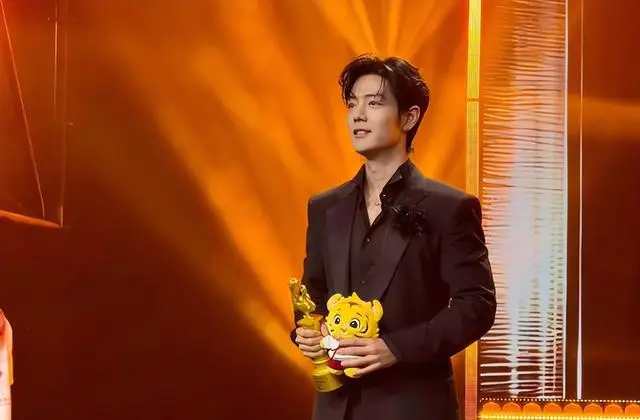 肖战凭《得闲谨制》获大影节最受大学生欢迎男演员 - 相关图片