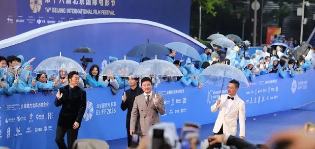 张颂文北影节后台合照辟谣座位争议，张小斐万字分镜笔记引业内关注 - 现场图